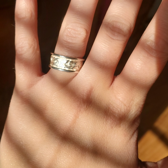 HYO Silversmith Bright Scroll Silver Ring - Picture 3 of 4